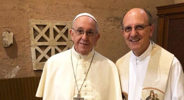 Sorpresa, sono il papa: Francesco torna parroco per un giorno e celebra un matrimonio