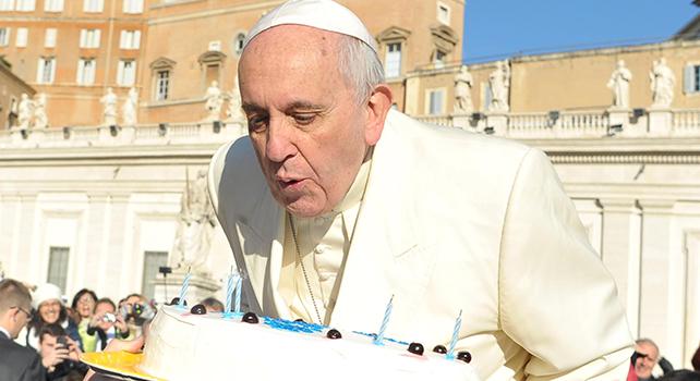 Papa Francesco spegne le candeline in piazza San Pietro VIDEO. Invia i tuoi auguri per il Santo Padre